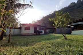 Casa com cachoeira-rio no quintal